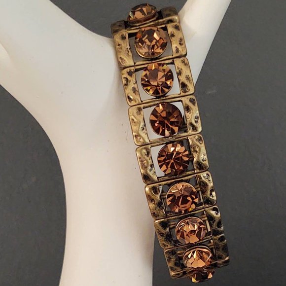 Hammered brass and crystal stretch bracelet - Picture 4 of 11